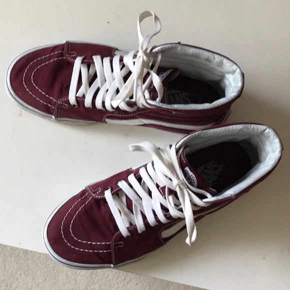 size 8 women’s high top//vans//maroon. - Picture 2 of 3
